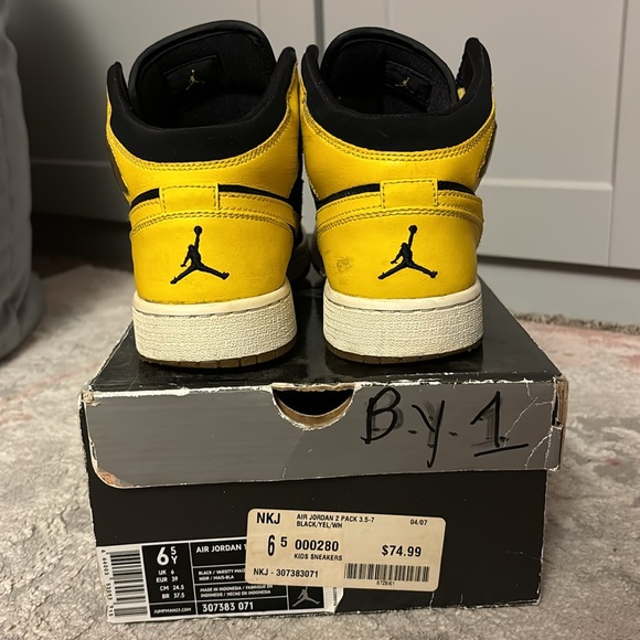 Air Jordan “Bumble Bee” Ones 🐝 - Picture 4 of 7